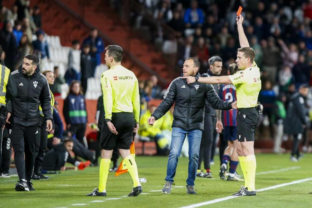 Bernabé vio la roja y se perderá el partido de Andorra