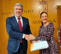 Javier Collado de la Fundación Incyde y Pilar Callado, alcaldesa de Almansa.