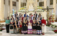  La reina de las Fiestas Mayores y su corte, junto a la alcaldesa, posan delante de la imagen de Nuestra Señora de Belén.