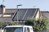 Imagen de archivo de varias placas solares instaladas sobre el tejado de una vivienda.