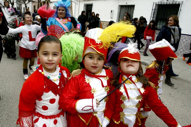 La programación festiva de El Bonillo comenzó con el desfile infantil, en el que participaron cerca de 300 escolares.