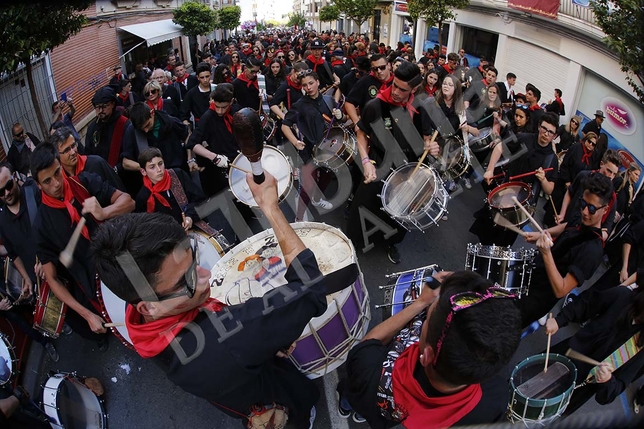 Miles de hellineros participaron en la Tamborada /Rubén Serrallé