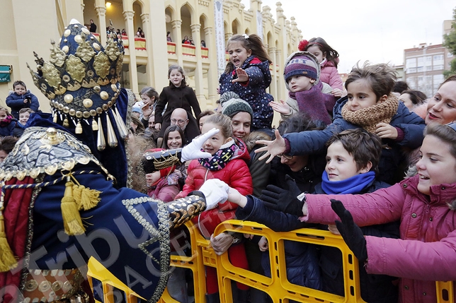 Los Reyes Magos recibieron una multitudinaria bienvenida  / R. SERRALLÉ / J. M. ESPARCIA