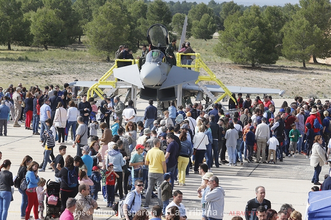 Más de 20.000 personas han podido disfrutar de exhibiciones tanto estáticas como aéreas de aviones de caza  / LATRIBUNADEALBACETE.ES