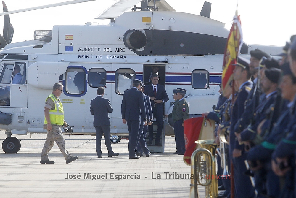 Pedro Sánchez durante la visita a la Base Aérea los Llanos  / JOSÉ MIGUEL ESPARCIA