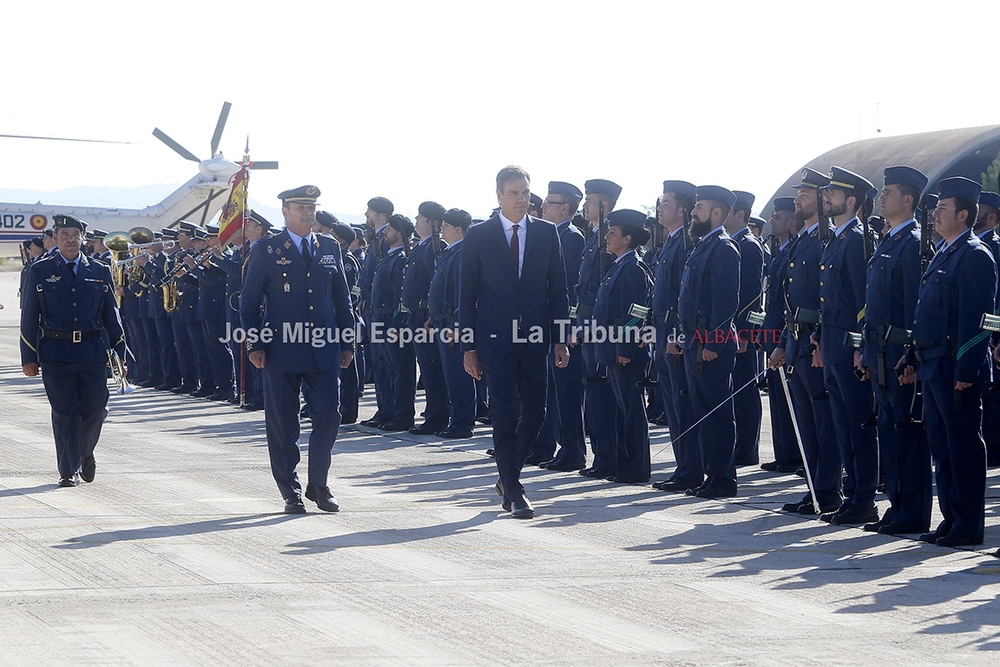 Pedro Sánchez durante la visita a la Base Aérea los Llanos  / JOSÉ MIGUEL ESPARCIA