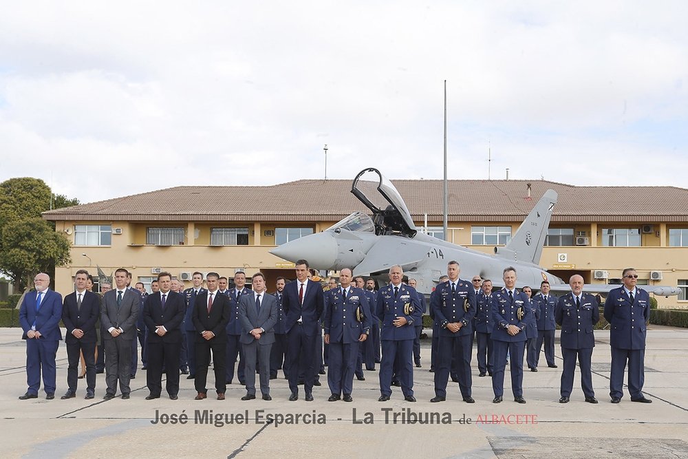 Pedro Sánchez durante la visita a la Base Aérea los Llanos  / JOSÉ MIGUEL ESPARCIA