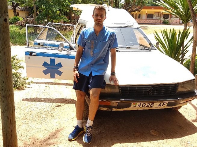 El egresado de la UCLM apoyado en uno de los vehículos sanitarios de Togo.