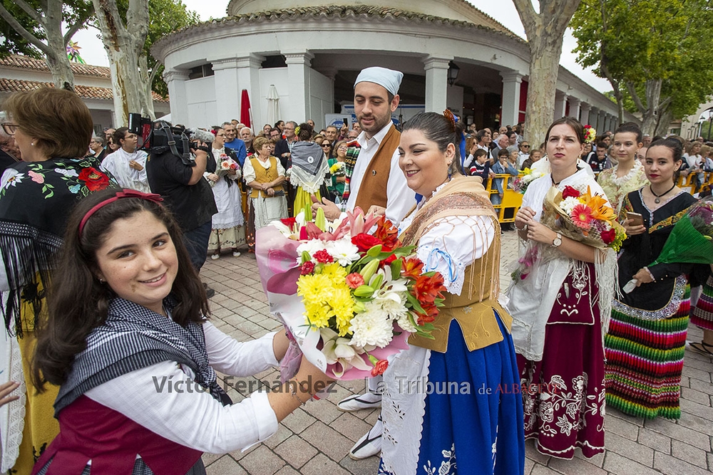 La Patrona recibe sus flores  / VÍCTOR FERNÁNDEZ