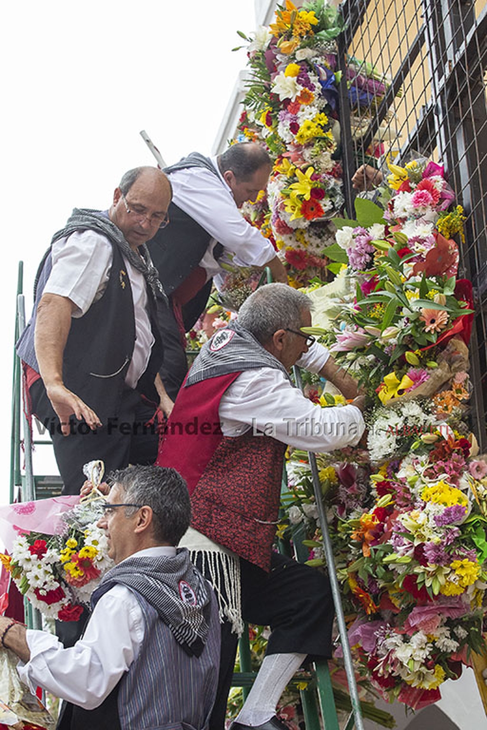 La Patrona recibe sus flores  / VÍCTOR FERNÁNDEZ