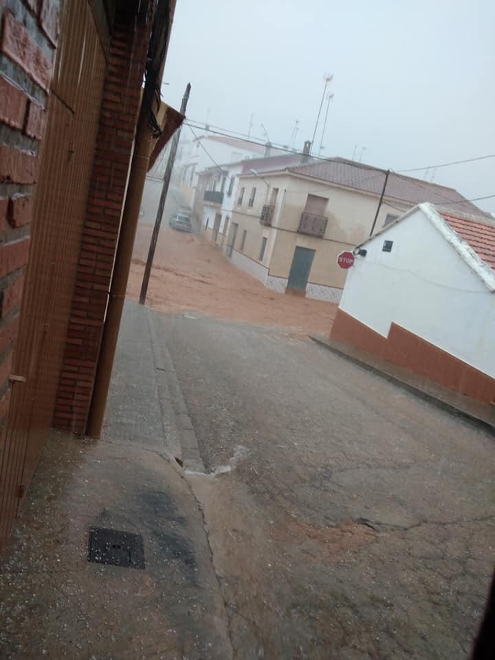 El agua inunda varias calles de Ossa de Montiel