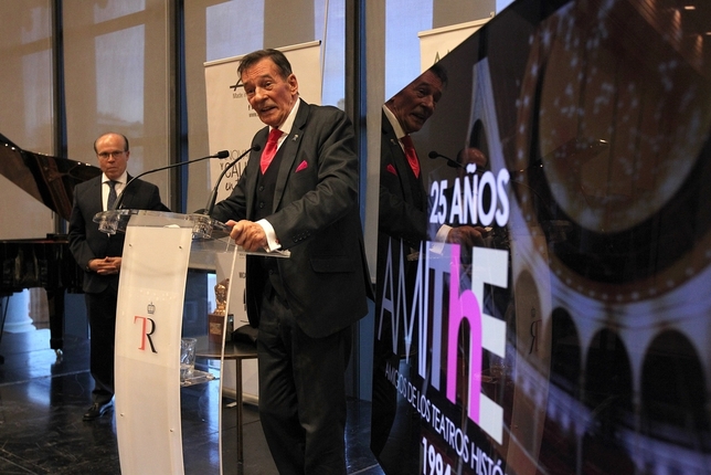 José Luis Gómez y el Teatro Real reciben los premios Amithe