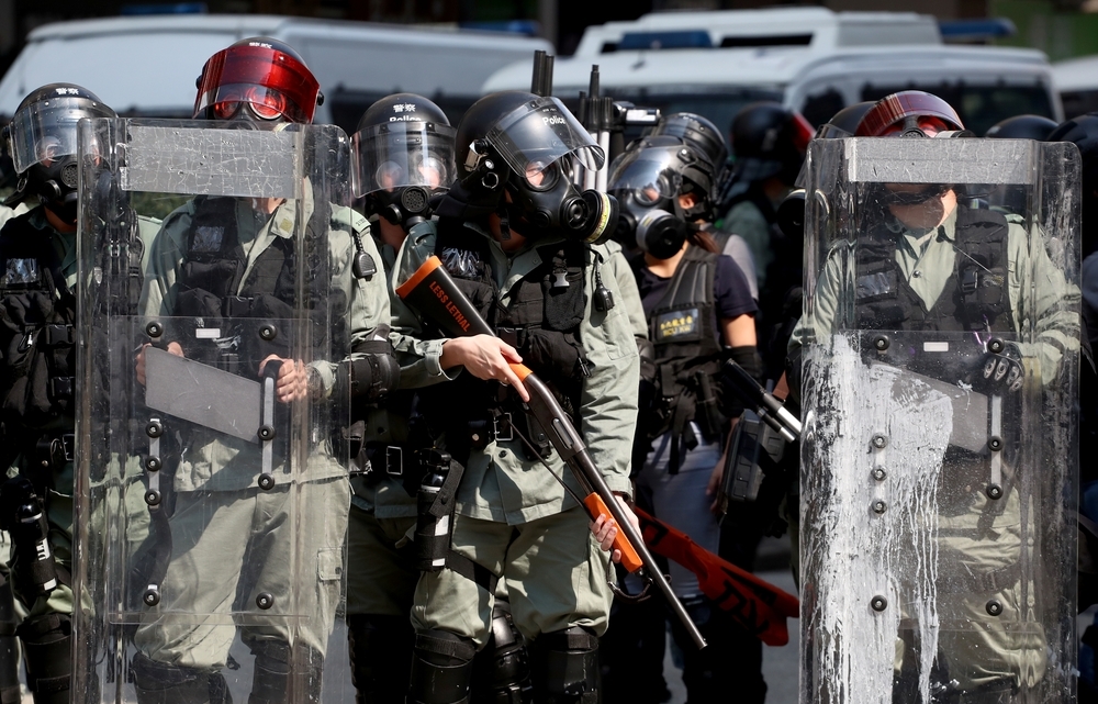 La Policía de Hong Kong dispara a un manifestante en el pecho