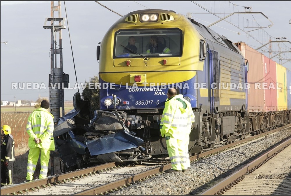 Dos fallecidos tras arrollar un tren a una furgoneta
