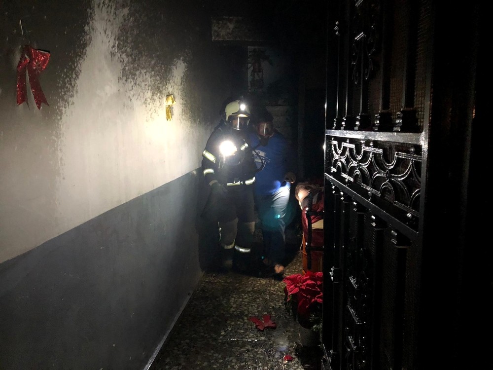 Bomberos de Hellín rescatan a tres personas de un incendio