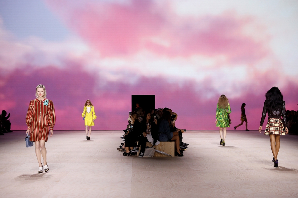 Louis Vuitton - Runway - Paris Fashion Week Women S/S 2020  / YOAN VALAT