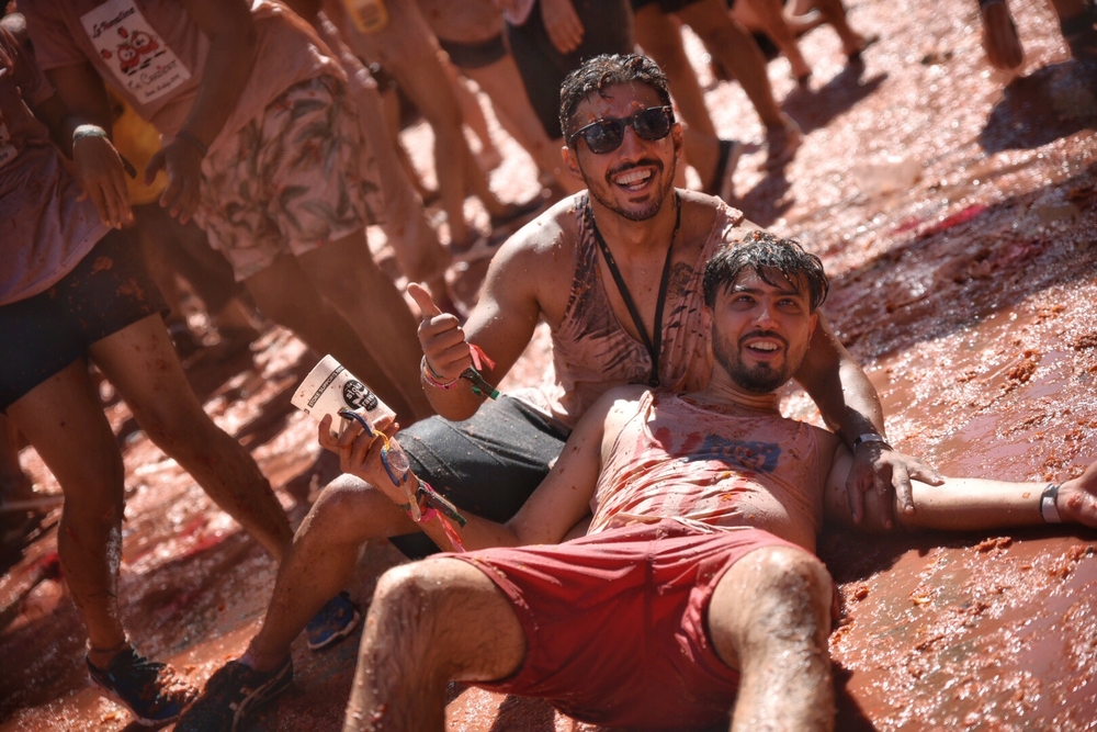 Dos jóvenes participan en la fiesta de la Tomatina de Buñol 2019.   / JORGE GIL