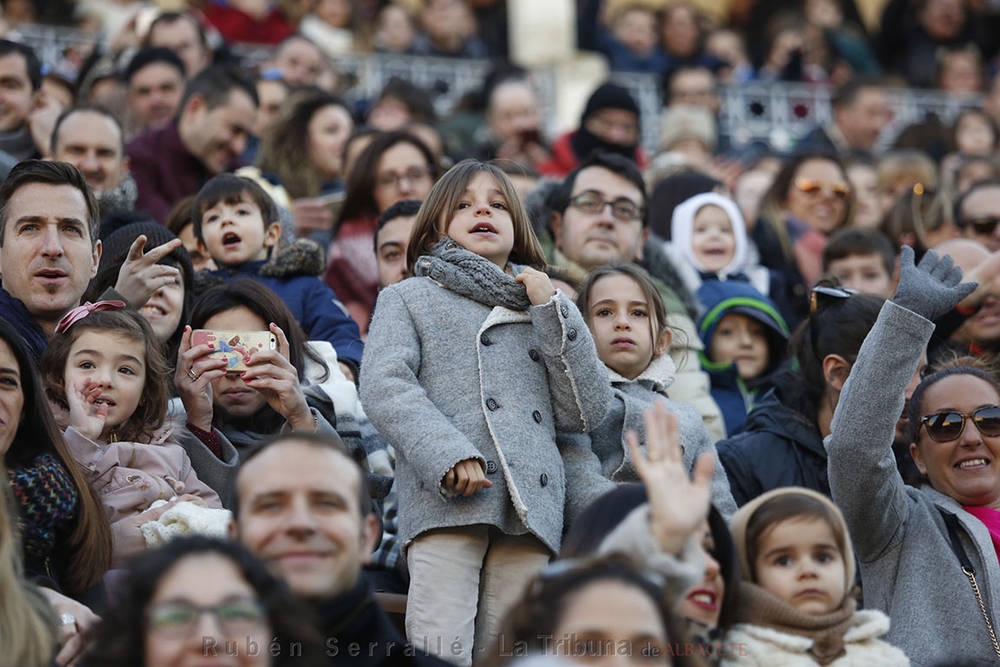 Miles de albacetenses presenciaron el desfile de Melchor, Gaspar y Baltasar  / RUBÉN SERRALLÉ