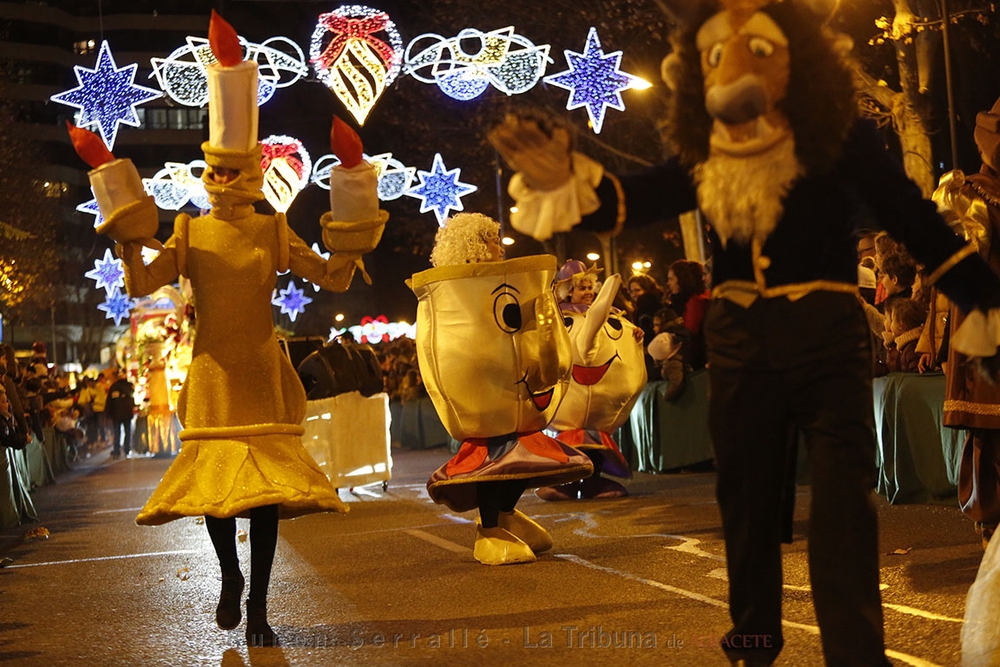 Miles de albacetenses presenciaron el desfile de Melchor, Gaspar y Baltasar  / RUBÉN SERRALLÉ