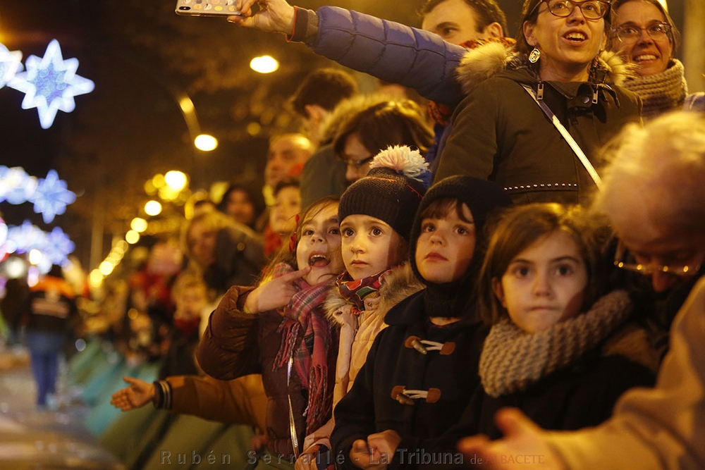 Miles de albacetenses presenciaron el desfile de Melchor, Gaspar y Baltasar  / RUBÉN SERRALLÉ