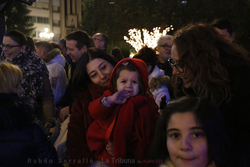 Miles de albacetenses presenciaron el desfile de Melchor, Gaspar y Baltasar  / RUBÉN SERRALLÉ