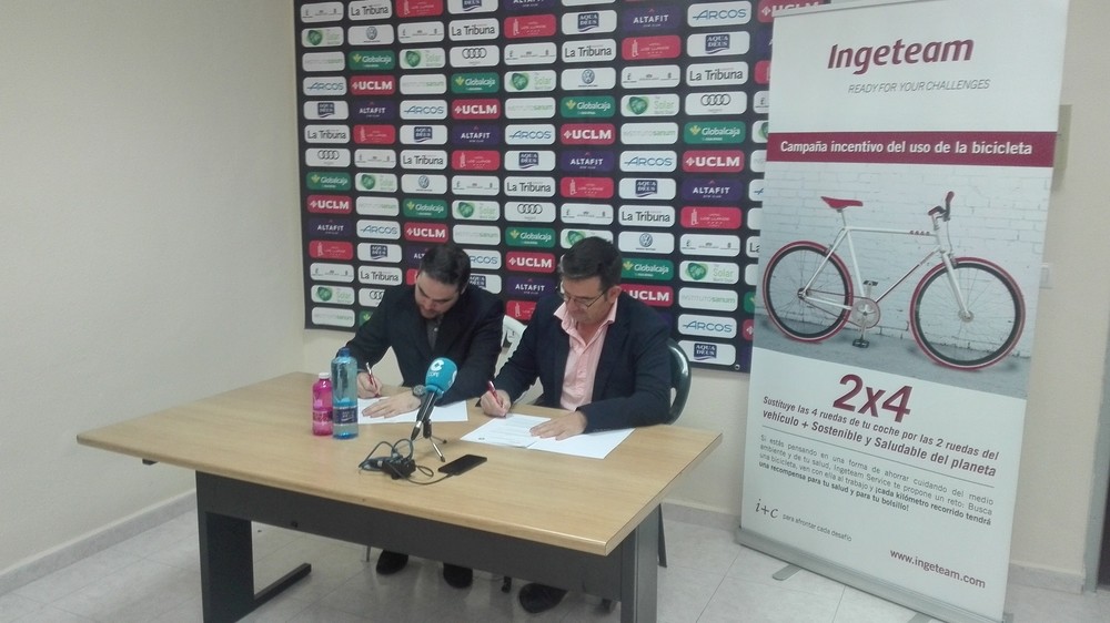 Pedro Torres y Jorge Magán firman el convenio.