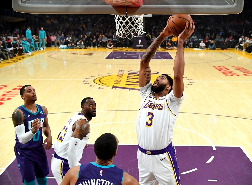 Los Lakers exhiben su músculo ante los Hornets