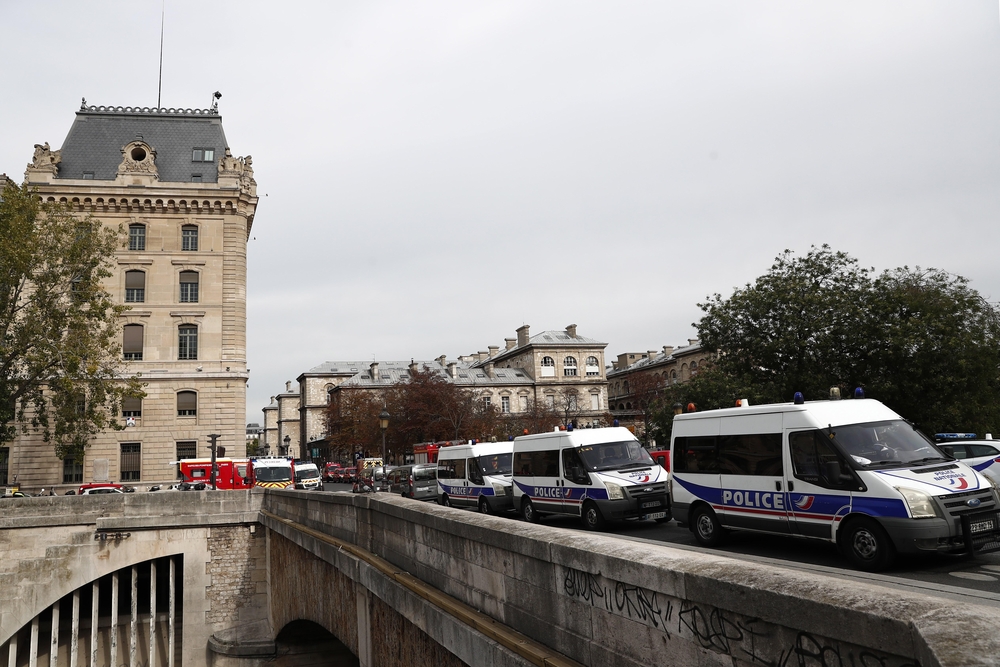 Man killed after attacking police with knife in Paris  / IAN LANGSDON