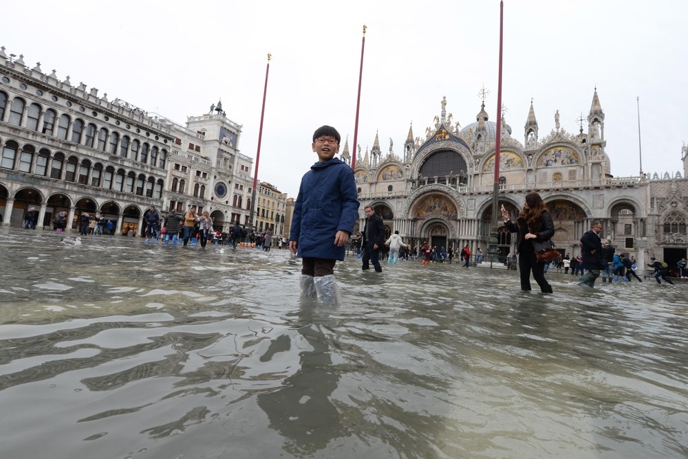 El agua vuelve a inundar Venecia mientras la marea crece