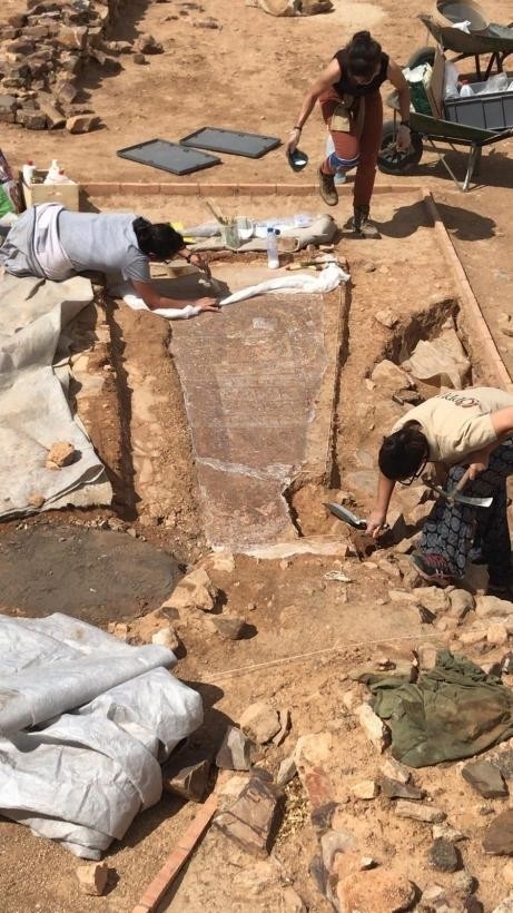 Arqueólogos descubren en Oreto una lauda sepulcral visigoda