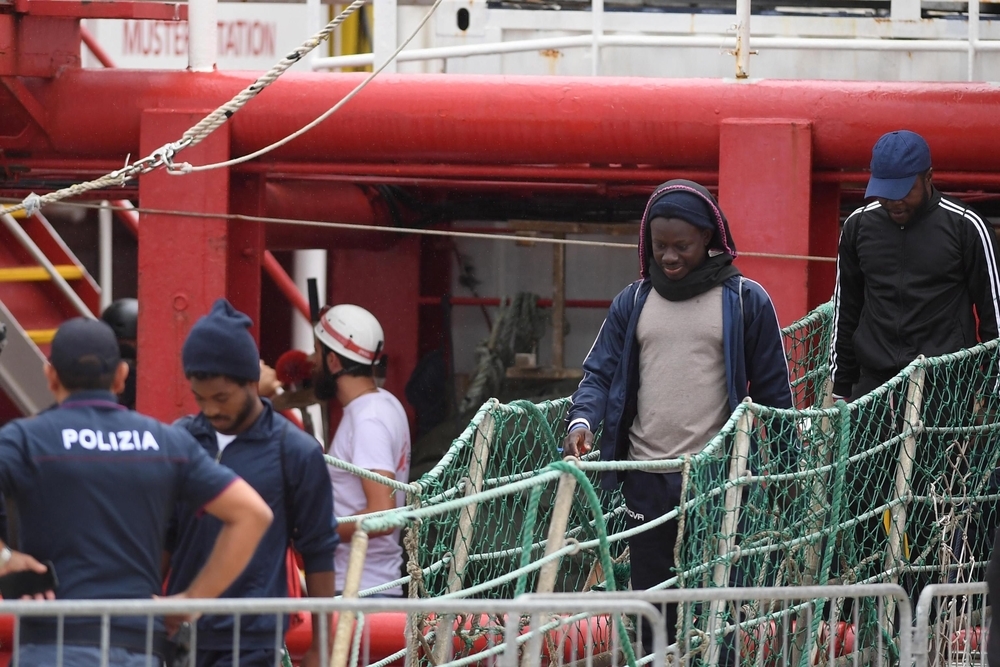 El 'Ocean Viking' desembarca en Italia a los 182 refugiados