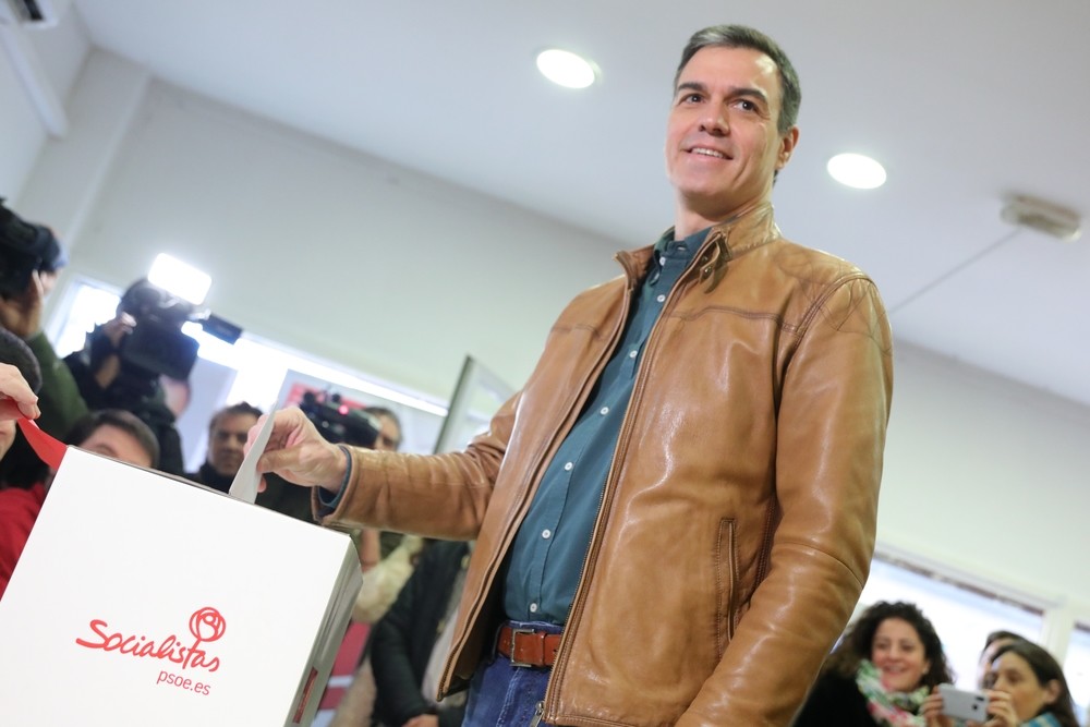 Pedro Sánchez vota en la consulta a la militancia