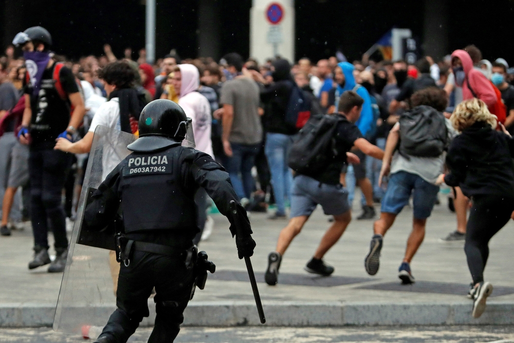 Activistas independentistas intentan paralizar el Aeropuerto de El Prat  / TONI ALBIR