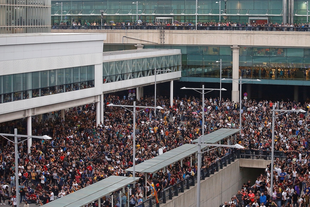 Activistas independentistas intentan paralizar el Aeropuerto de El Prat  / QUIQUE GARCÍA