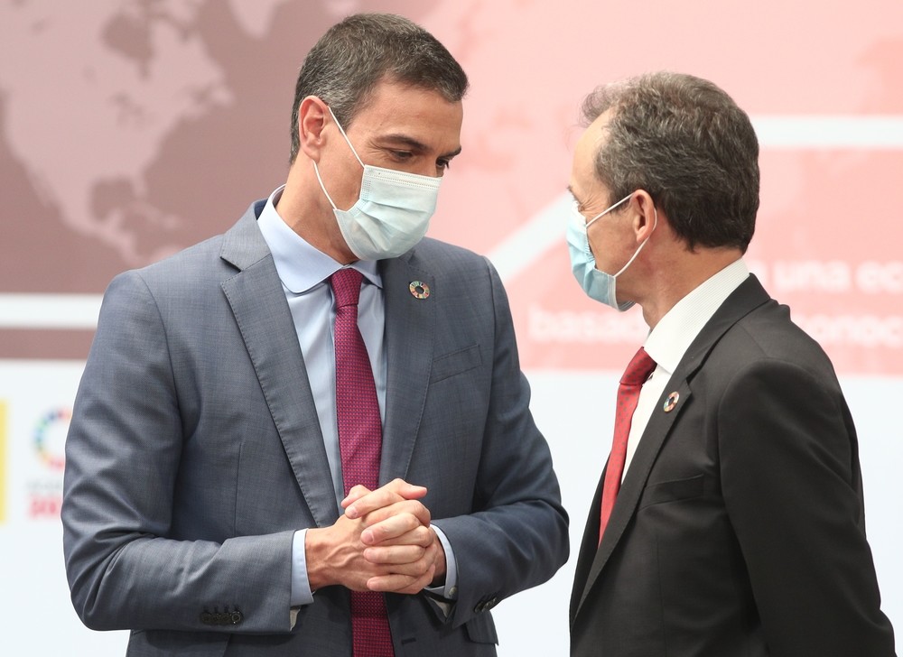 El Presidente del Gobierno, Pedro Sánchez (i), mantiene una conversación con el ministro de Ciencia e Innovación, Pedro Duque.