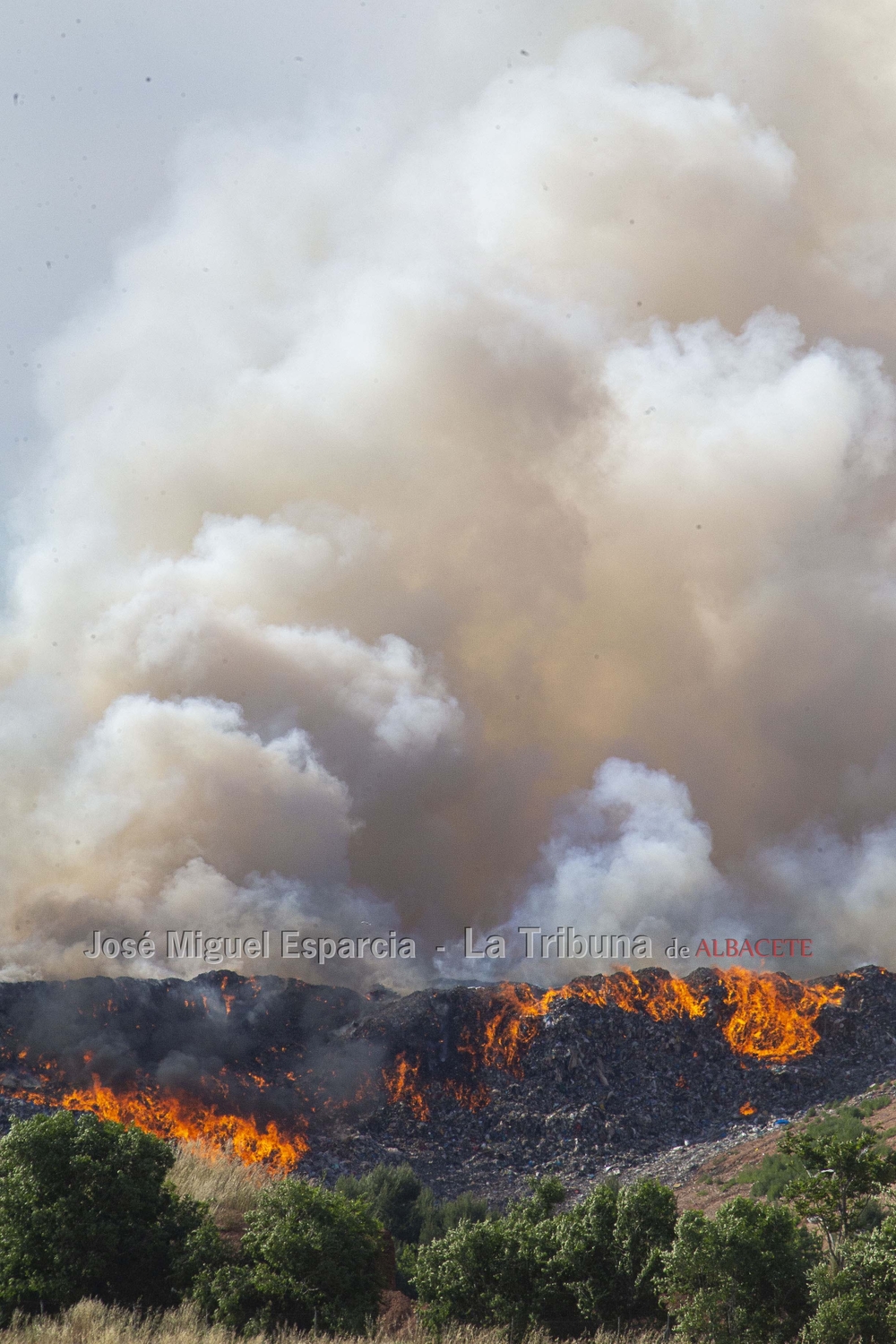 Los bomberos sofocan un incendio en el vertedero  / JOSÉ MIGUEL ESPARCIA