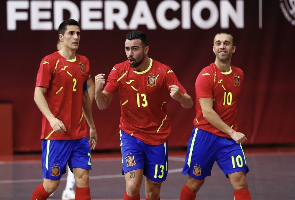 Chino celebra un gol con España ante Brasil.