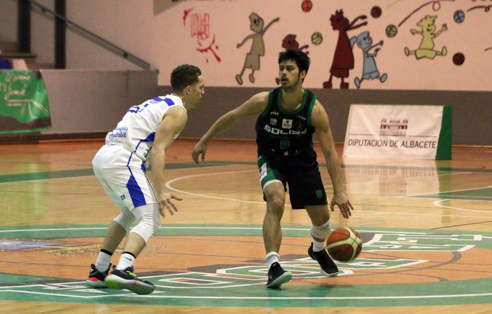 Pablo Córdoba con el balón en un encuentro con el FG La Roda.