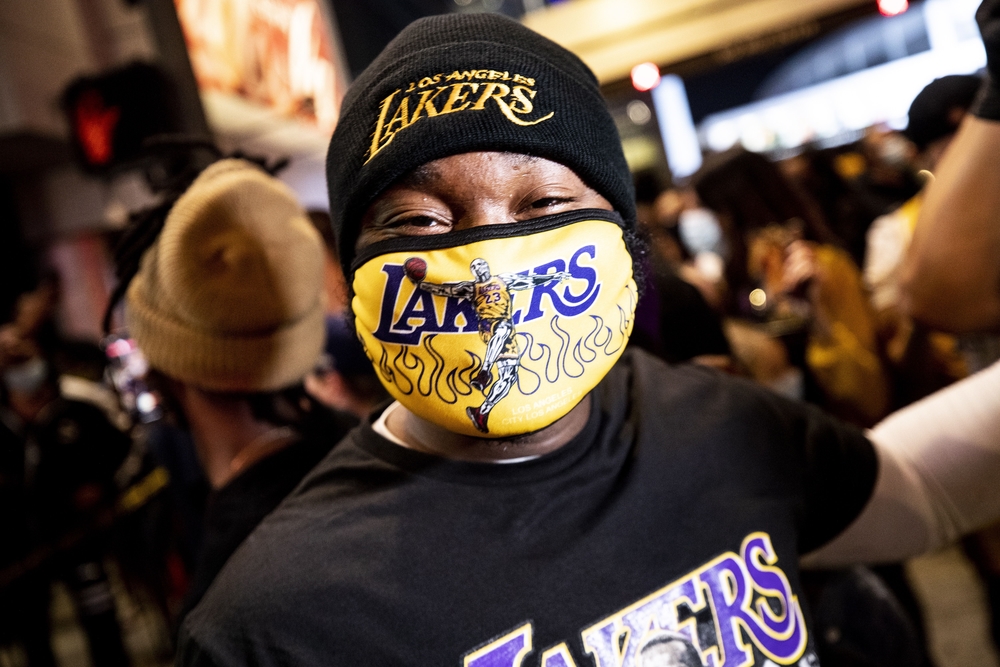 Fans celebrate the NBA Finals victory of the Los Angeles Lakers, in Los Angeles  / ETIENNE LAURENT