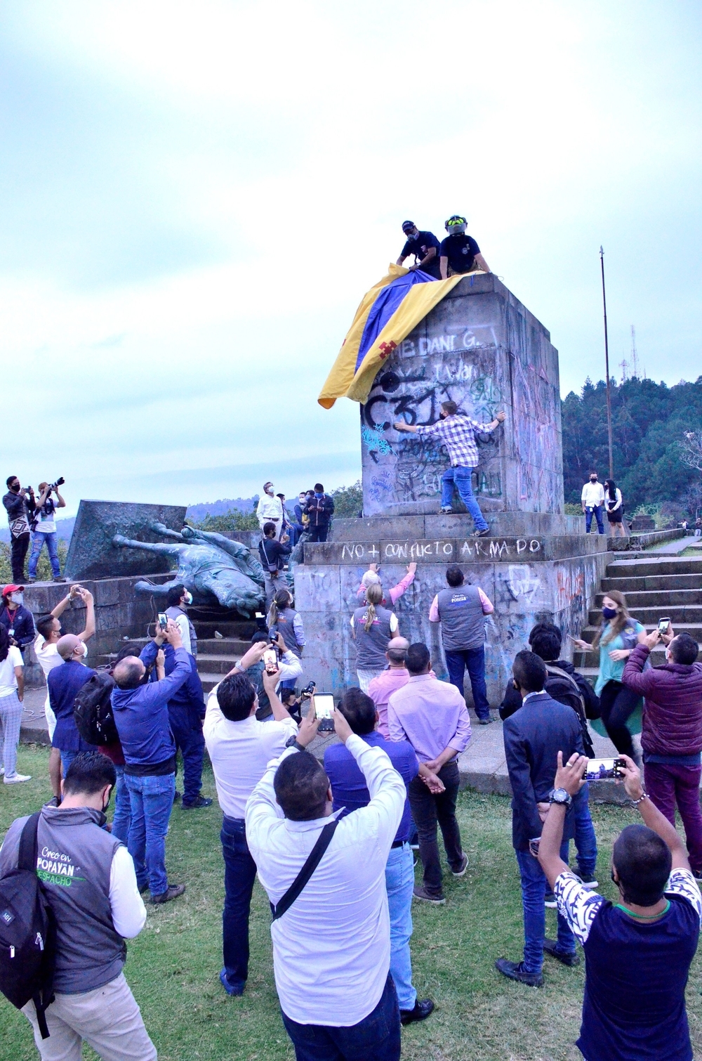 Indígenas derriban estatua del español Belalcázar en Colombia