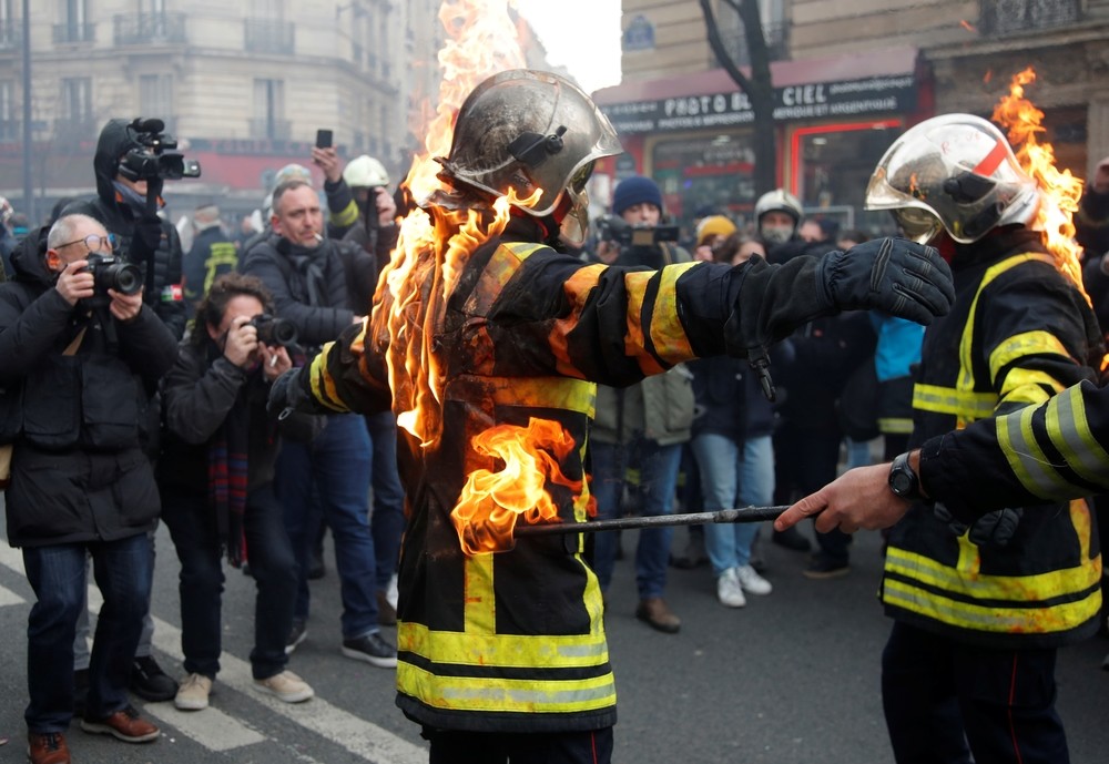 La Policía carga contra una protesta de bomberos en París