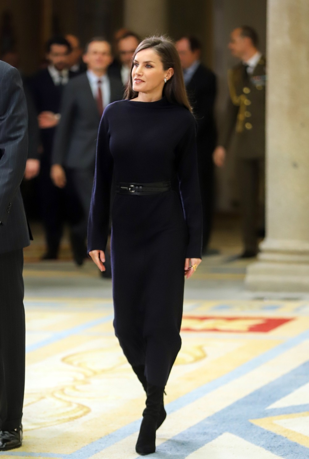La Reina Letizia deslumbra en color negro
