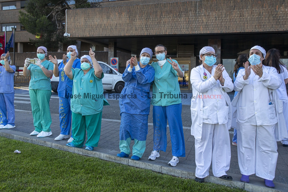 Último aplauso a los sanitarios albacetenses  / JOSÉ MIGUEL ESPARCIA