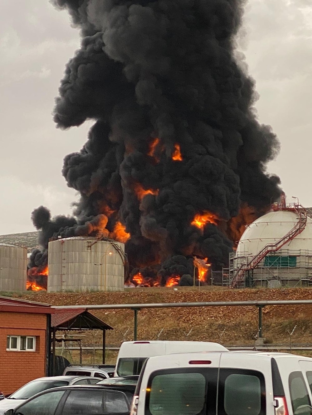 Un rayo impacta contra un tanque de gasoil de Repsol
