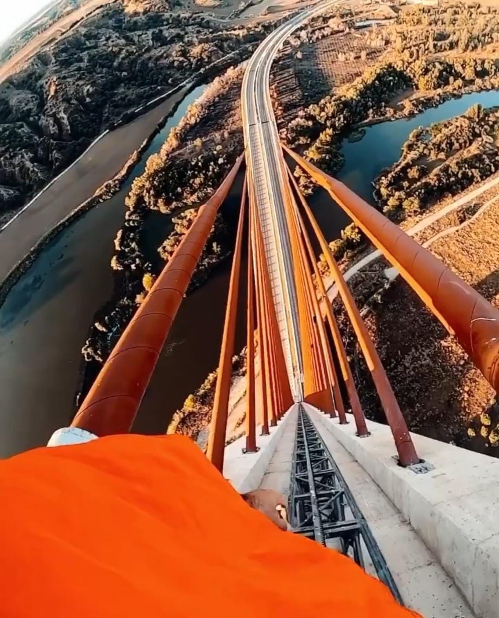 Vuelven a escalar el puente atirantado de Talavera