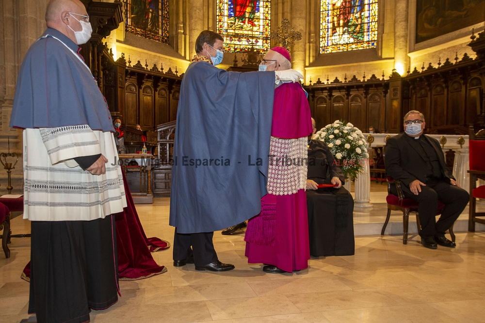 El obispo ya es capellán de la Orden de San Jorge  / JOSÉ MIGUEL ESPARCIA