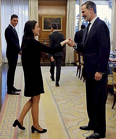 Felipe VI saluda a Irene Montero. 