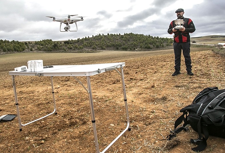 Juan Carlos García, uno de los expertos, hace volar un dron para tomar fotografías y vídeos aéreos y comparar las imágenes con los datos anteriores al colapso.