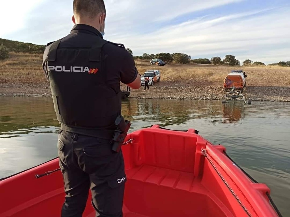 Protección Civil 'rescata' un coche del pantano del Vicario