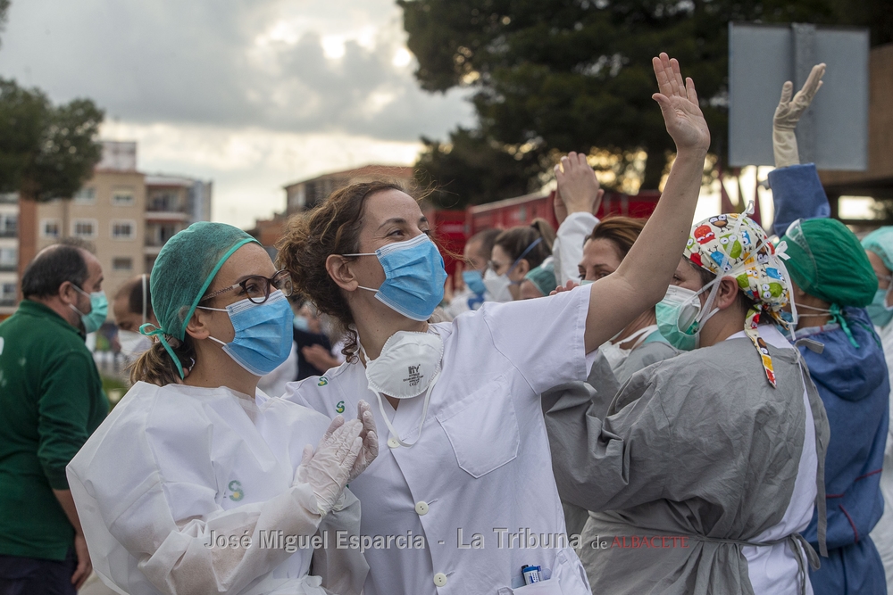 Agradecimiento a los sanitarios albacetenses  / JOSÉ MIGUEL ESPARCIA